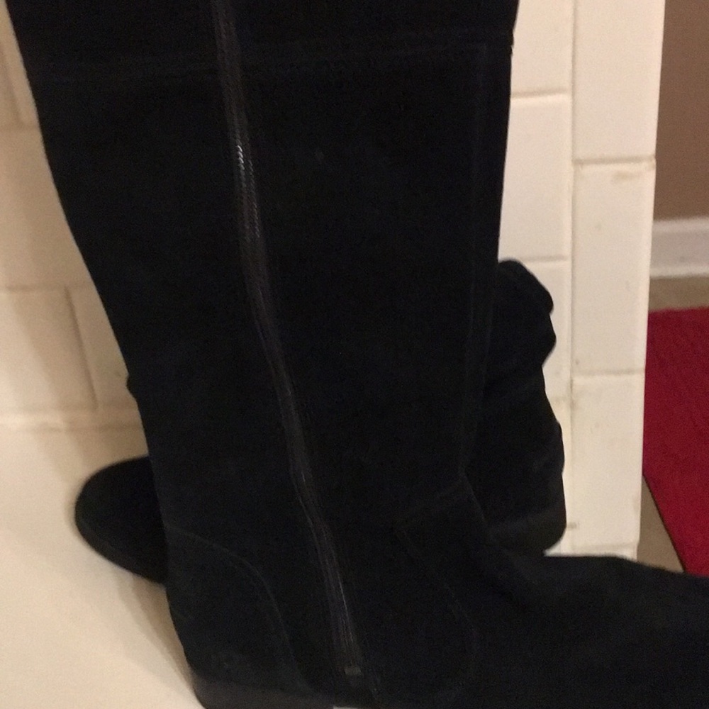 UGG BLACK SUEDE BOOT